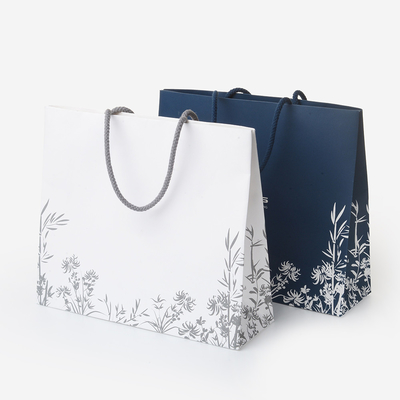 کیسه کادویی مات براق و لمینت شده با کاغذ سفید با دسته برای خرید